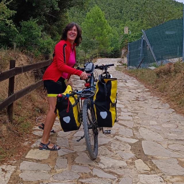Carmen C-A de viaje en bicicleta con alforjas